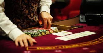 posa-vgazei-enas-dealer-sto-poker