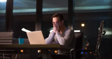 proponitis-akadimias-eklepse-lefta-apo-paidia-gia-na-ta-paixei-sto-kazino