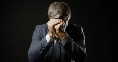 katadiki-koryfaioy-dikigoroy-gia-terastia-forodiafygi-apo-kerdi-sto-poker